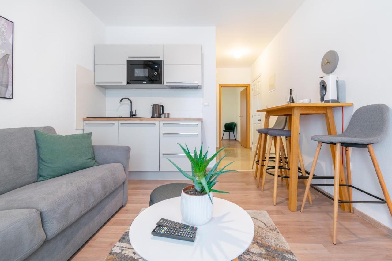 Apartmani Eterovic Baška Voda Eksteriør bilde